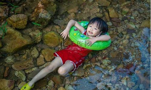 女生野外游泳溺水,户外游泳女孩