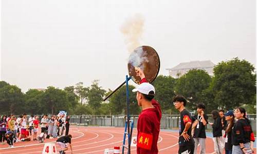 田径检查裁判员拿什么旗_田径检查裁判